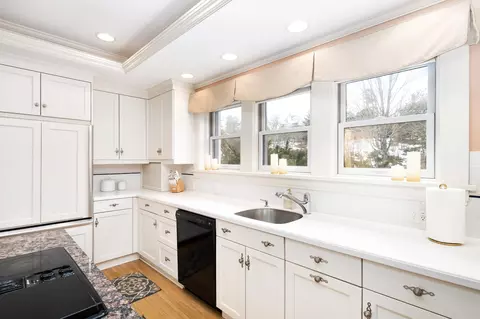 Kitchen - 2514 E Superior St, Duluth, MN 55812 photo 5 of 8