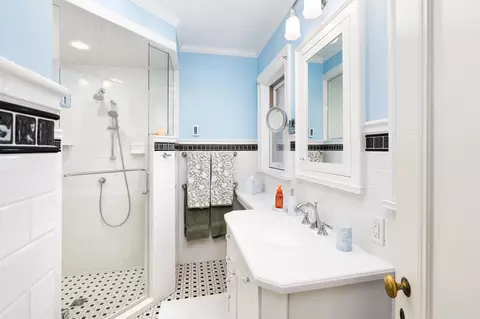 Bath - 2514 E Superior St, Duluth, MN 55812 photo 2 of 7