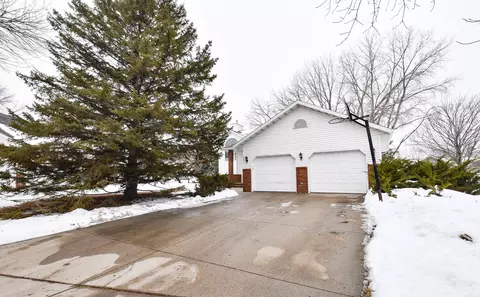1807 33rd St S, Moorhead, MN 56560