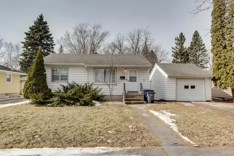 1305 12th St S, Moorhead, MN 56560