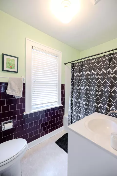 Bath - 405 E 3rd St, Morris, MN 56267 photo 4 of 5