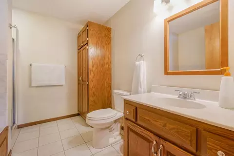 Bath - 2658 Shadow Ln, Chaska, MN 55318 photo 3 of 6