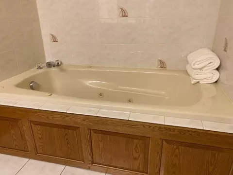 Bath - 2658 Shadow Ln, Chaska, MN 55318 photo 5 of 6