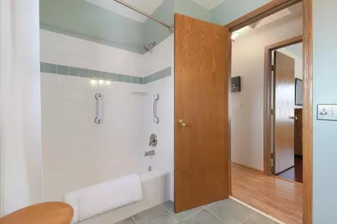 Bath - 2658 Shadow Ln, Chaska, MN 55318 photo 2 of 6