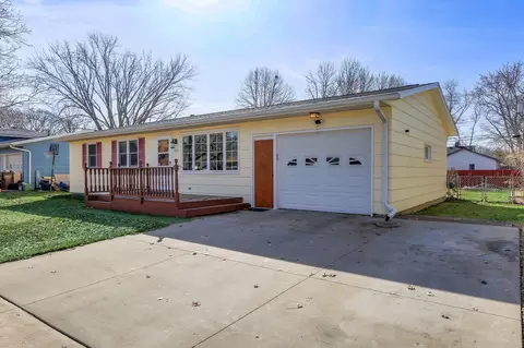 909 14th St W, Hastings, MN 55033