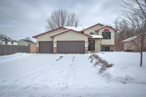 1220 10th Ave SE, Cambridge, MN 55008