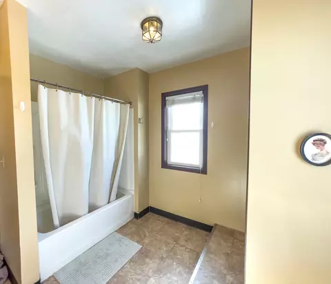 Bath - 629 N 19th Ave E, Duluth, MN 55812 photo 1 of 2