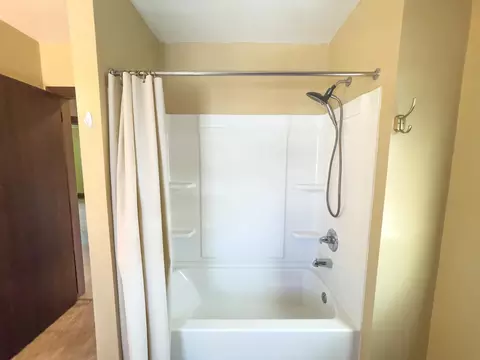Bath - 629 N 19th Ave E, Duluth, MN 55812 photo 2 of 2