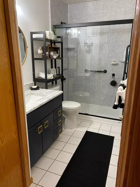 Bath - 1621 City View Dr, Eagan, MN 55121 photo 2 of 5