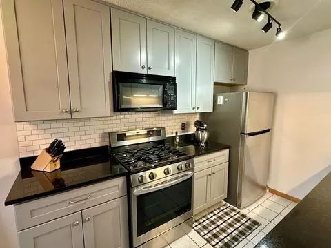 Kitchen - 1621 City View Dr, Eagan, MN 55121 photo 2 of 2