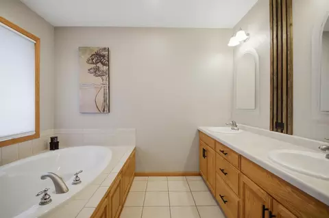 Bath - 1710 16th St SW, Austin, MN 55912 photo 2 of 6