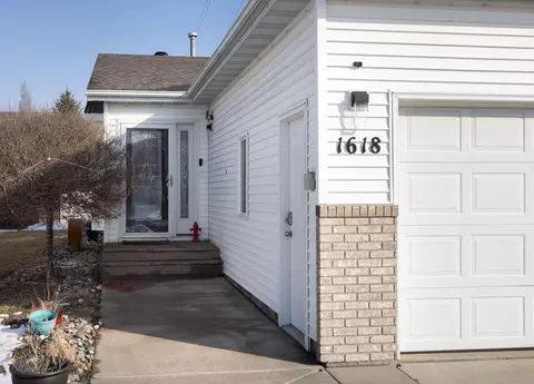 1618 Suntree Dr, West Fargo, ND 58078