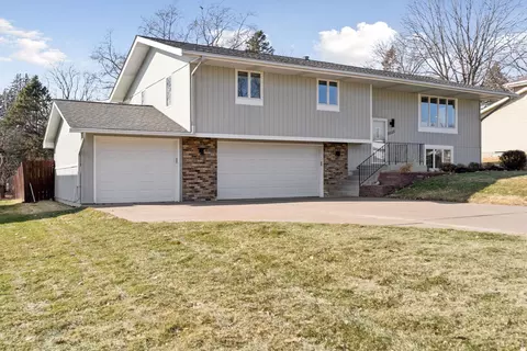 2555 Aladdin St, Roseville, MN 55113