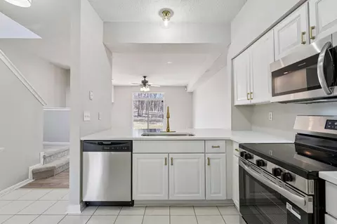 Kitchen - 2232 White Water Way, Eagan, MN 55122 photo 2 of 3