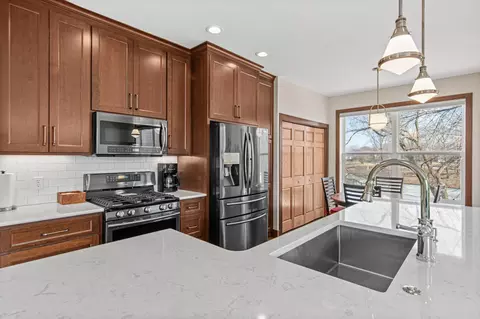 Kitchen - 4134 Oakbrooke Trl, Eagan, MN 55122 photo 3 of 6