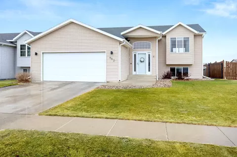 952 38 12 Ave W, West Fargo, ND 58078