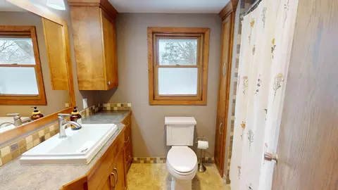 Bath - 1915 6th Ave NW, Austin, MN 55912 photo 2 of 3