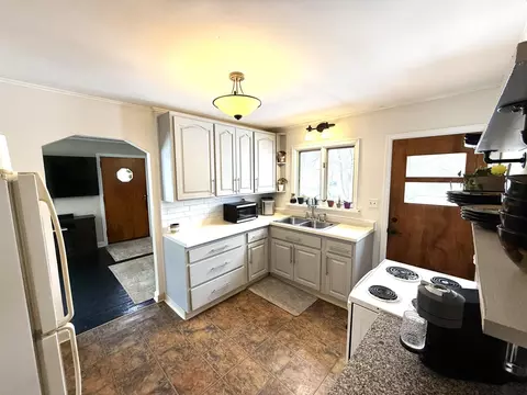 Kitchen - 118 Vassar St, Duluth, MN 55803 photo 2 of 3