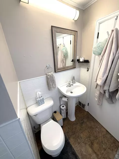 Bath - 118 Vassar St, Duluth, MN 55803 photo 3 of 3