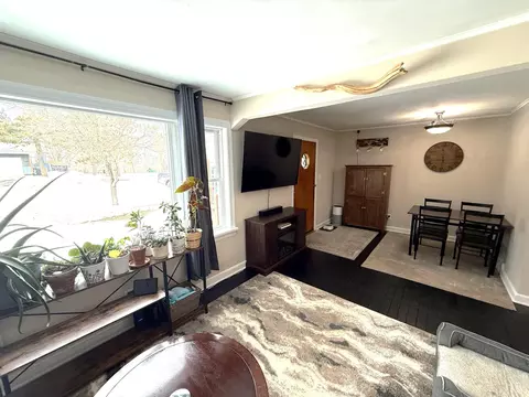 Living - 118 Vassar St, Duluth, MN 55803 photo 2 of 4
