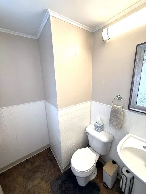 Bath - 118 Vassar St, Duluth, MN 55803 photo 2 of 3
