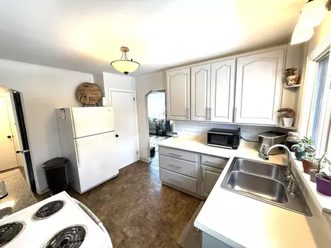 Kitchen - 118 Vassar St, Duluth, MN 55803 photo 3 of 3
