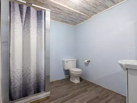 Bath - 12191 Oakridge Rd, Brainerd, MN 56401 photo 2 of 2