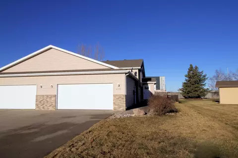 4749 44th St S, Fargo, ND 58104