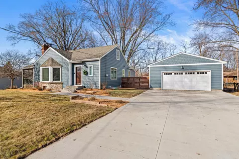 1801 Chatsworth St N, Roseville, MN 55113