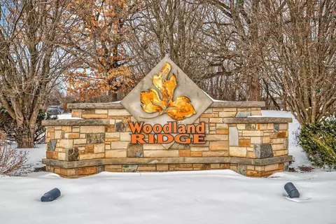 23400 Woodland Ridge Dr, Lakeville, MN 55044