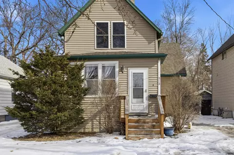 212 11th St S, Moorhead, MN 56560