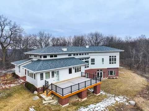 46180 Oak Hill Dr, La Crescent, MN 55947