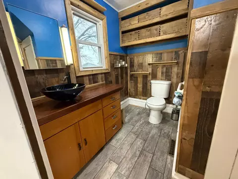Bath - 16604 750th Ave, Albert Lea, MN 56007 photo 1 of 3