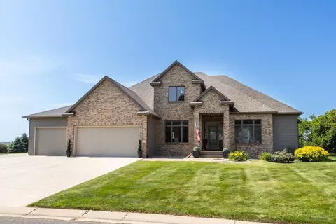 1046 Bush Ct SW, Eyota, MN 55934