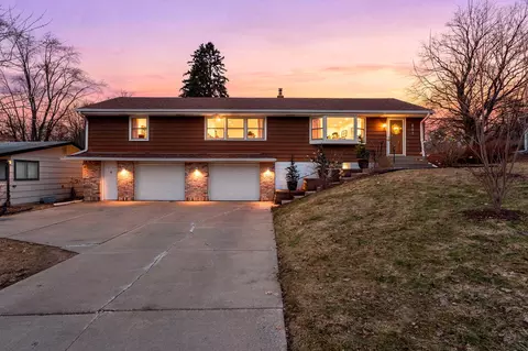 807 Rose Pl, Roseville, MN 55113