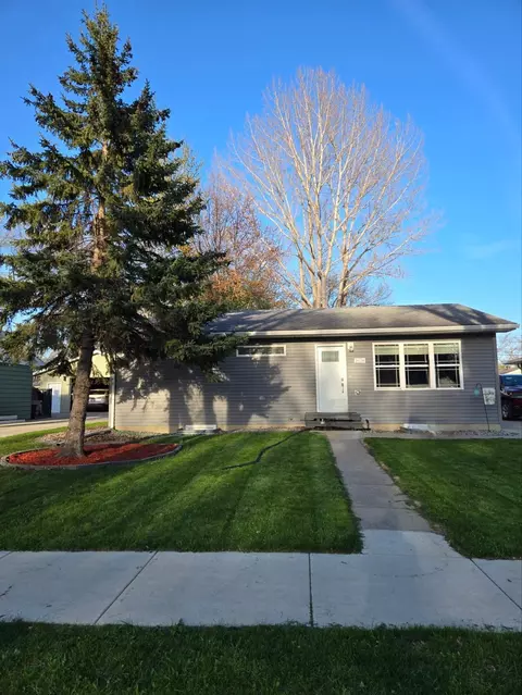 1438 19th St S, Fargo, ND 58103