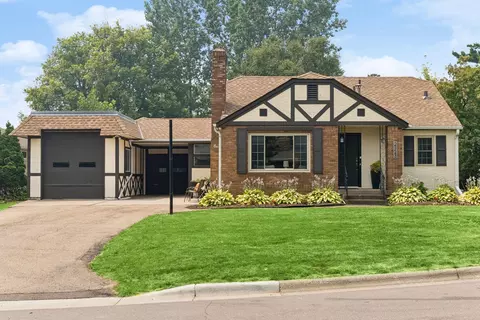 2123 Fairways Ln, Roseville, MN 55113