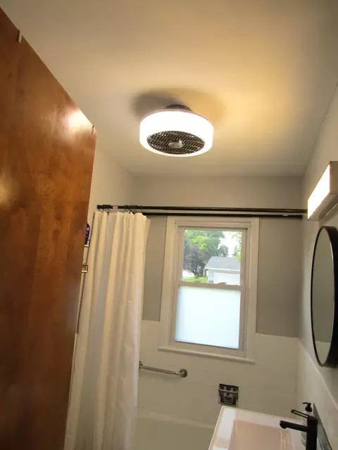 Bath - 215 7th St, Dawson, MN 56232 photo 3 of 4