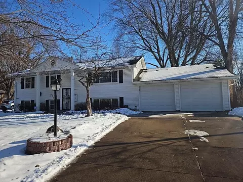 6017 Bethia Ln, Minneapolis, MN 55429