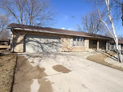 1166 Maplewood Dr, Worthington, MN 56187