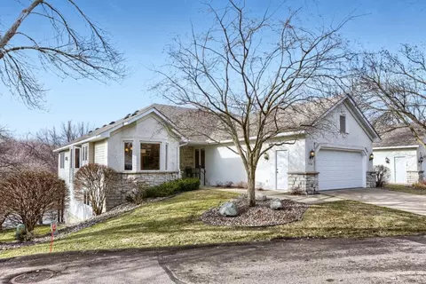 9934 Old Wagon Trl, Eden Prairie, MN 55347
