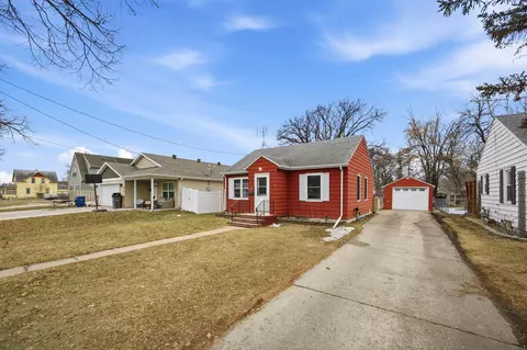 215 14th St N, Moorhead, MN 56560