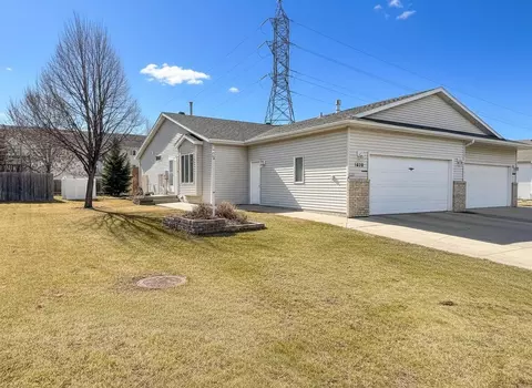 1610 Suntree Dr, West Fargo, ND 58078