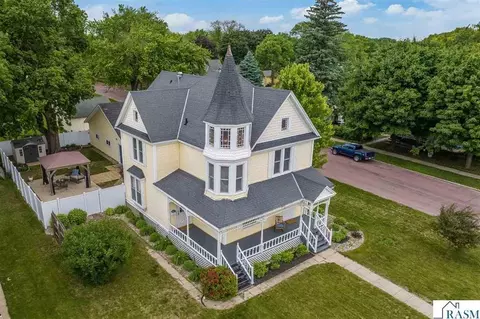 821 Armstrong Blvd N, Saint James, MN 56081