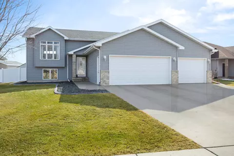 4512 44th St S, Fargo, ND 58104