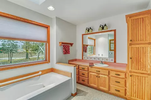 Bath - 408 11th St NE, Barnesville, MN 56514 photo 2 of 4