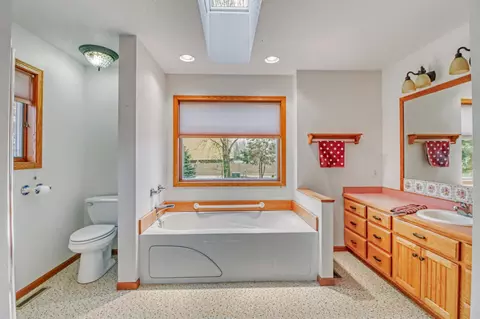 Bath - 408 11th St NE, Barnesville, MN 56514 photo 3 of 4