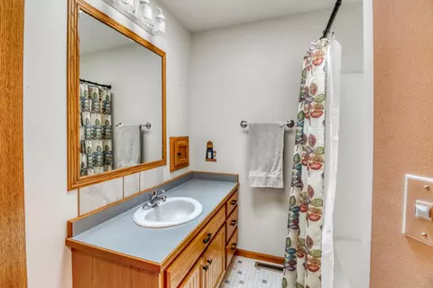 Bath - 408 11th St NE, Barnesville, MN 56514 photo 4 of 4