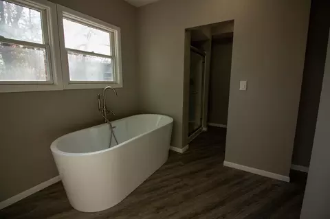 Bath - 501 Seabury Ln, Faribault, MN 55021 photo 3 of 7