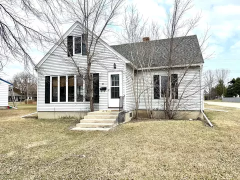 811 3rd St NE, Roseau, MN 56751